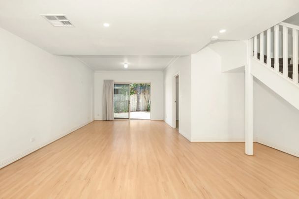 Modern Two-Storey Townhouse in a Secure, Quiet Group - Photo 1