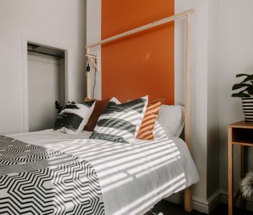 Designer Room | 5 Mins to MediaCity 💚 - Photo 6