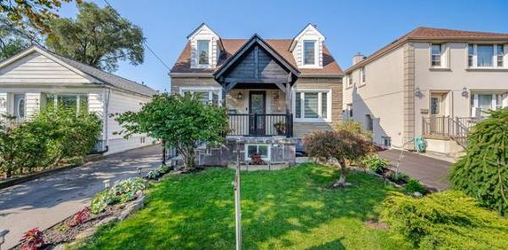 Gorgeous renovated 2BR, 2.5 bath house in South Etobicoke - Photo 2