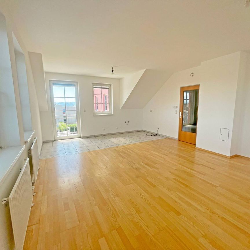 Schöne Dachgeschosswohnung mit Ausblick ins Grüne - Photo 1