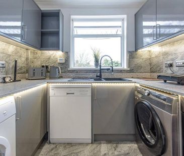 4 bedroom end of terrace house to rent - Photo 5