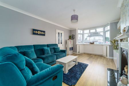 3 bedroom Semi-detached house to rent - Photo 3