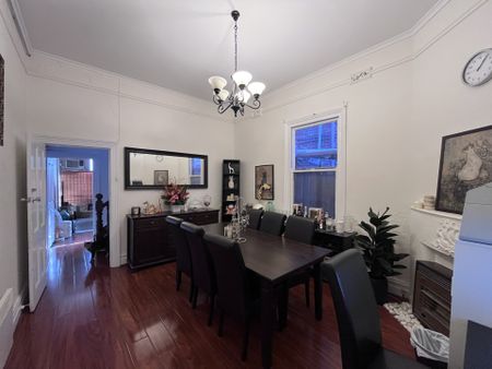 3 BEDROOM MODERN COMFORTABLE HOME WITH 4 SPLIT SYSTEMS - Photo 2