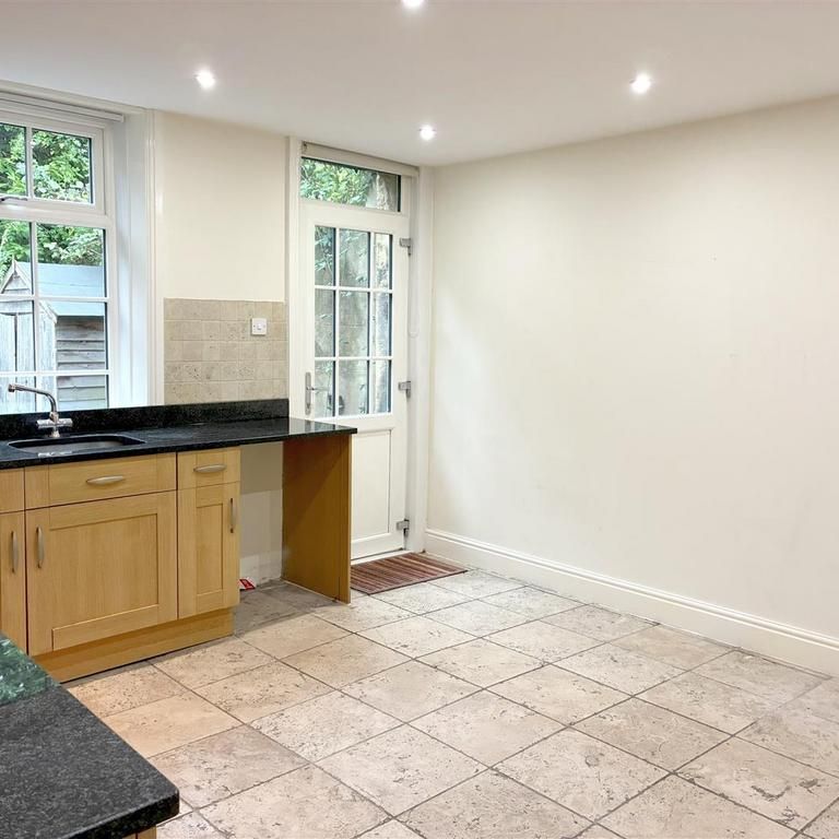 3 bedroom end of terrace house to rent - Photo 1