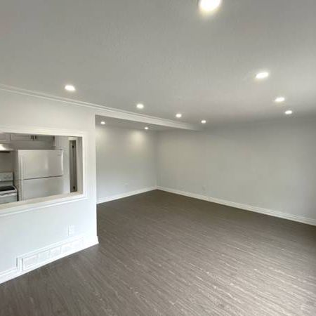 72 EDINBOROUGH CRT., 1ST FL - RENOVATED, 3BR/1BATH, PARKING - Photo 1