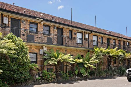 Beautifully Renovated Art Deco Apartment in Prime Location! - Photo 5