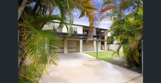 Modern & Spacious Family Home with Double Garage & Extra Downstairs Room - Photo 1