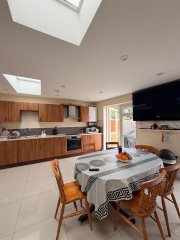 5 bedroom semi-detached house to rent - Photo 5