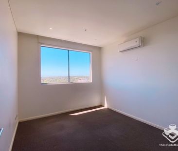 Stunning Penthouse Living with Rooftop Balcony - Photo 4