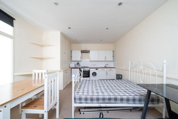 Studio to rent - Photo 1