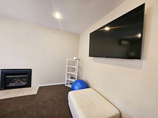 3 Bedroom with Sleet out/ Office - Photo 1