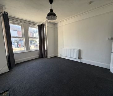 3 bedroom house to rent Ham Road, Worthing, BN11 - Photo 2