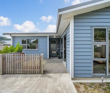 Nearly New 3 bedroom house, in Wainuiomata - Photo 1
