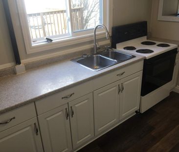 1017 Waterbury Cres - Lower Unit - ALL INCLUSIVE 1 bed, 1 bath - Photo 5