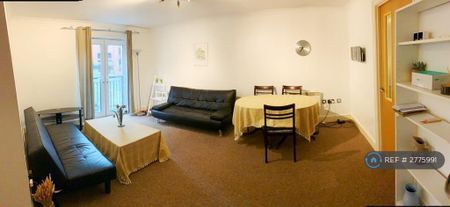 2 bedroom flat to rent - Photo 2