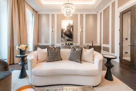An exquisite two-bedroom apartment located in the heart of the Royal Borough of Kensington & Chelsea, a stones throw from Kensington Palace. EPC rating: C | Council Tax Band G - Photo 2