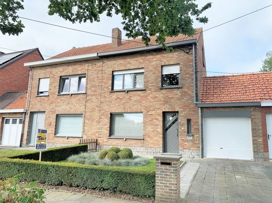 Halfopen woning met 4 slaapkamers, tuin en garage. - Photo 1