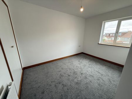 Court Road, Kingswood - Photo 5