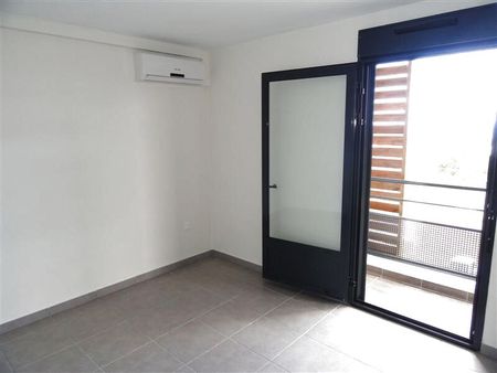 Location Appartement 3 pièces 62m² ST DENIS 97490 - Photo 3