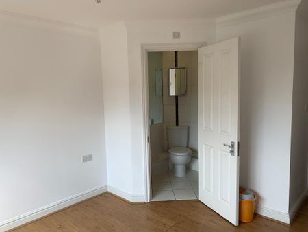 3 bedroom flat to rent - Photo 5