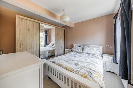 4 bedroom end of terrace house to rent - Photo 2