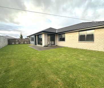 64 Oaks Drive, Lincoln - Photo 1