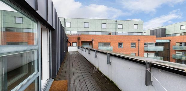 3 Bedroom, 2 bath, 1 reception Flat - Photo 1