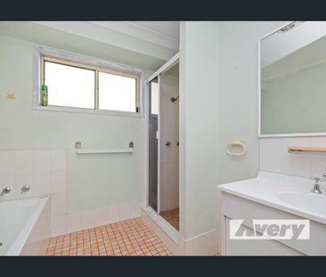 Comfortable Family Living with Lake Aspect and Dual Car Accommodation - Photo 5