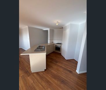 🌿 Low-Maintenance Living in a Quiet Ridgewood Street - Photo 5