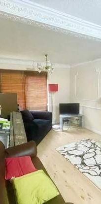 4 bedroom property to rent in London - Photo 1