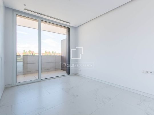 Stunning 4-bedroom rental home with a 39 m² terrace on the second floor, located in the private gated community La Finca LGC3 in Pozuelo de Alarcón, Madrid. - Photo 1