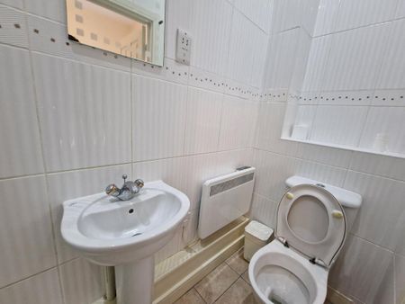2 bedroom flat to rent - Photo 4