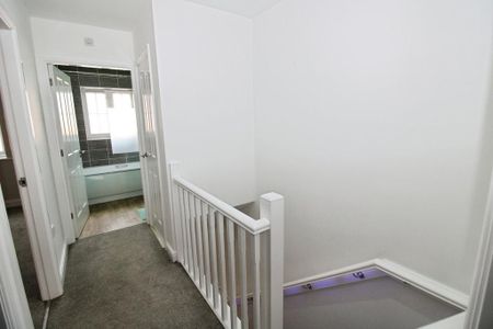 3 bedroom end of terrace house to rent - Photo 2