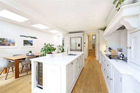 Beautifully presented family home with five double bedrooms in Grove Park - Photo 2