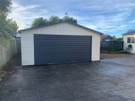 1/586 Barbadoes Street , Edgeware, Christchurch City - Roomy and Groovy Five Bedroom Home - Photo 2