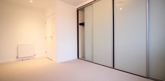 Bollo Bridge Road, London - Photo 2