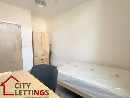 4 Bedroom Apartment - Photo 2