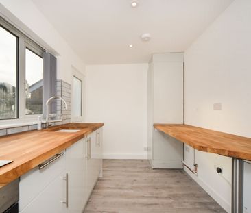 Semi-detached House to rent - Wyncham Avenue, Sidcup, DA15 - Photo 2