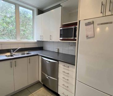 LOVELY AND SUNNY TOP FLOOR APARTMENT: - Photo 2