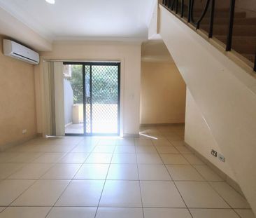 Huge split level apartment. 2 min walk to Westfield and station. Pr... - Photo 5