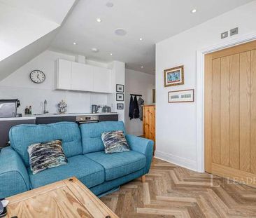 Fountain House, Cleeve Road, Leatherhead, Surrey, KT22 - Photo 3