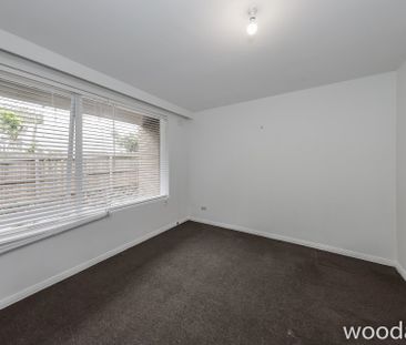 Freshly painted, spacious two-bedroom apartment - Photo 5