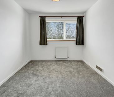 A well presented and spacious 3 bedroom terraced home, with garage,... - Photo 4