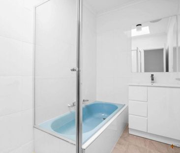 RENOVATED | BRIGHT & SPACIOUS | GREAT LOCATION - Photo 1