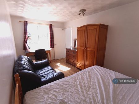 5 bedroom semi-detached house to rent - Photo 3