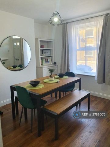 2 bedroom terraced house to rent - Photo 2