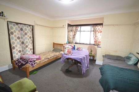 4 Bed Detached House, Aldersbrook Road, E12 - Photo 3