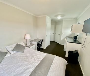 This beautiful and modern upstairs unit is just a 5-minute walk to ... - Photo 1