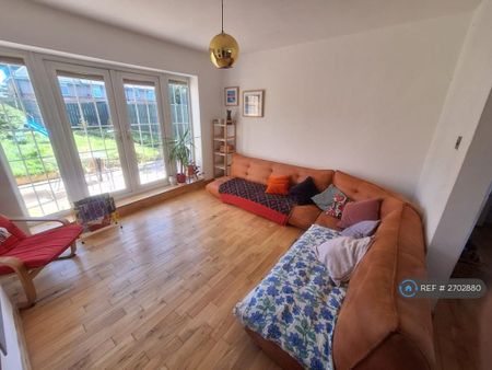 3 bedroom semi-detached house to rent - Photo 4