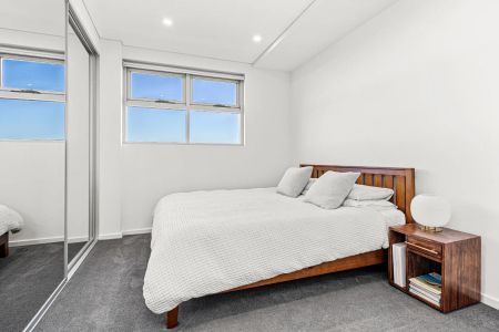 Modern Executive Living with Blue Mountains Views - Photo 3